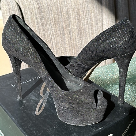 BRIAN ATWOOD BAMBOLA SIZE 9 EUC VELVETY W/DESIGN. GORGEOUS 5” HEEL W/ PLATFORM - Picture 4 of 8